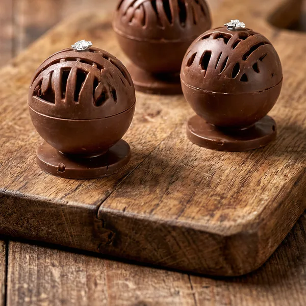 Bombom Rendado, esferas de chocolate vazadas em renda