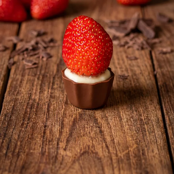 Cesta de Morango, morango sobre creme em copinho de chocolate