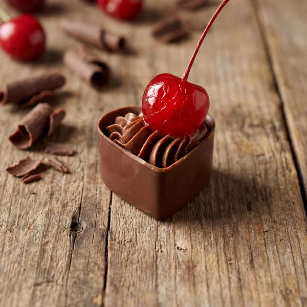 Coração de Cereja, doce de chocolate coroado com cereja