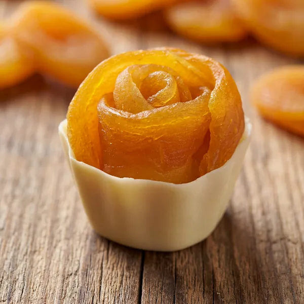 Flor de Damasco, pétalas de damasco em copo de chocolate branco