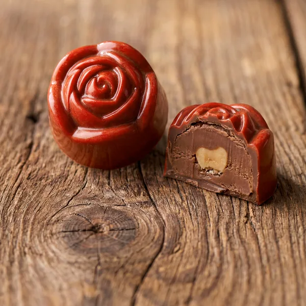 Rosa de Gianduia, doce fino em formato de rosa vermelha