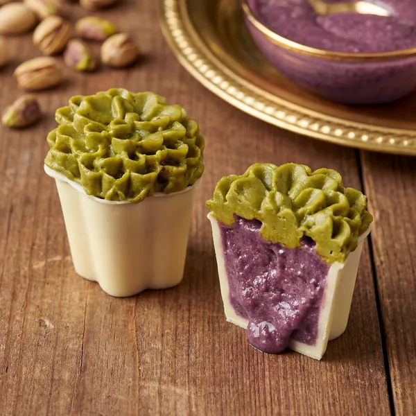 Suculenta de Pistache, doce fino esculpido com creme de frutas vermelhas