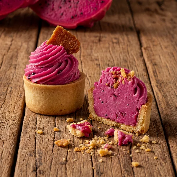 Tartelette de Pitaya, creme rosa vibrante sobre massa amanteigada